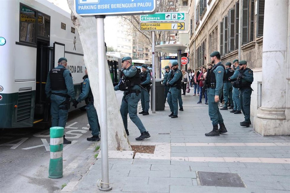 Archivo - Agentes de la Guardia Civil a las puertas de los juzgados de Palma, a 15 de marzo de 2024, en Palma de Mallorca, Mallorca, Baleares (España).