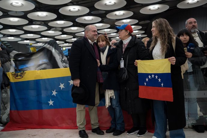 Familiares y amigos esperan la llegada a España de los españoles liberados por el gobierno venezolano, en el aeropuerto de Barajas, a 9 de enero de 2026, en Madrid (España). José María Basoa, Andrés Martínez Adasme, Miguel Moreno Dapena, Ernesto Gorbe Car