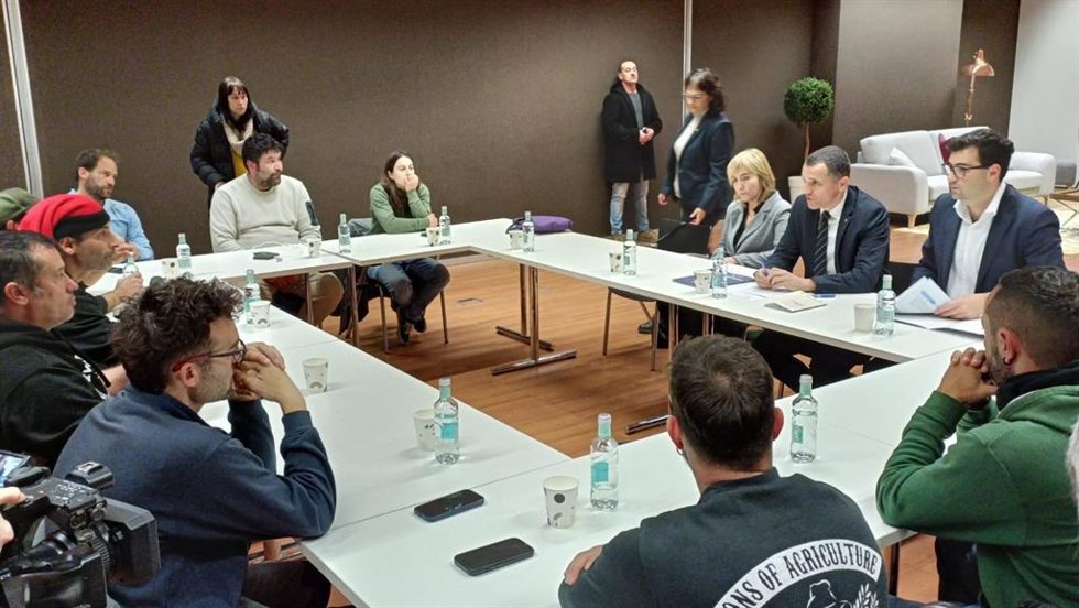 Momento de la reunión de scar Ordeig con los agricultores.