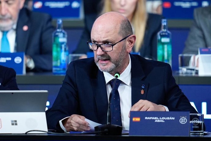 Rafael Louzan, presidente da Real Federação Espanhola de Futebol, participa da Assembleia Geral Extraordinária da RFEF na Ciudad del Fútbol, em 15 de dezembro de 2025, em Las Rozas, Madri, Espanha.