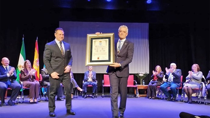 El director y presentador del programa de reporterismo de Canal Sur Televisión 'Andalucía Directo', Modesto Barragán, recoge el reconocimiento de Hijo Adoptivo de Macael.