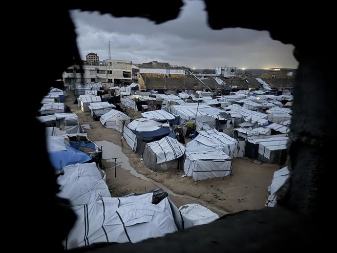 Tiendas de campaña de palestinos desplazados en Jan Yunis, en la Franja de Gaza