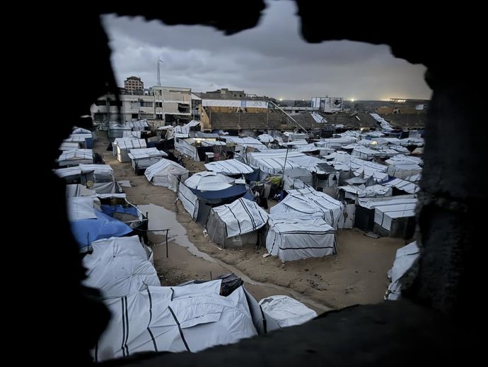 9 de janeiro de 2026, Khan Yunis, Faixa de Gaza, Território Palestino: Palestinos deslocados que vivem em tendas improvisadas lutam para sobreviver em condições adversas e dificuldades cada vez maiores, já que chuvas fortes e tempestades destruíram e inun