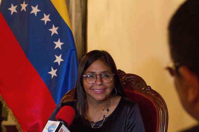 Archivo - Arquivo - CARACAS, 13 de setembro de 2017 A presidente da Assembleia Nacional Constituinte (ANC) da Venezuela, Delcy Rodriguez, fala durante uma entrevista exclusiva à Xinhua em Caracas, Venezuela, em 8 de setembro de 2017. Delcy Rodriguez disse