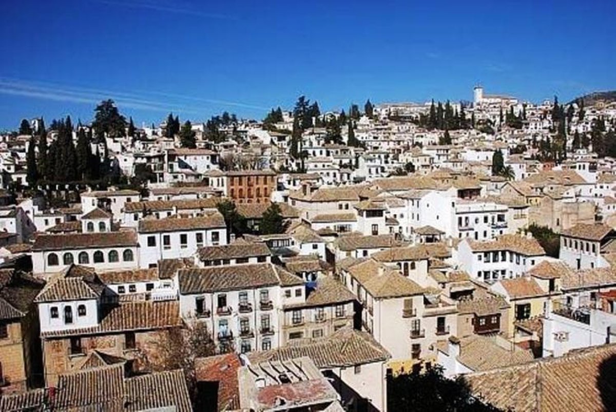 El barrio del Albaicín de Granada recupera el suministro eléctrico tras el corte por un incendio en un transformador