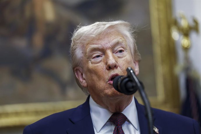 19 de dezembro de 2025, Washington, Distrito de Columbia, EUA: O presidente dos Estados Unidos, Donald J. Trump, acompanhado por executivos da indústria farmacêutica, faz declarações sobre a redução dos preços dos medicamentos e produtos farmacêuticos dur