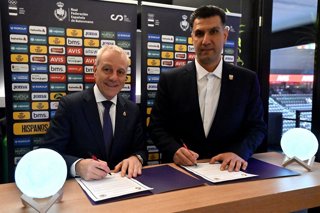 El presidente de la Real Federación Española de Balonmano, Francisco Blázquez, y el presidente de la Federación de Balonmano de la República Islámica de Irán, Alireza Pakdel.