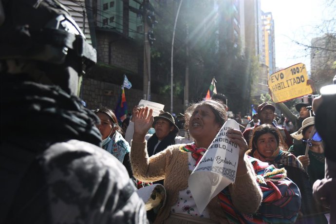 Archivo - Arquivo - 16 de maio de 2025, La Paz, La Paz, Bolívia: Uma mulher aimará durante um confronto com a polícia boliviana, quando manifestantes foram bloqueados enquanto se dirigiam ao Tribunal Supremo Eleitoral para exigir que Evo Morales fosse aut
