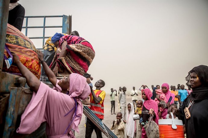 Archivo - March 20, 2024, Joda, South Sudan: A woman loads a suitcase onto a truck taking people fleeing from Sudan's war from Joda, on the Sudanese border, to Renk in South Sudan, where they will stay in a transit camp before they are transported further