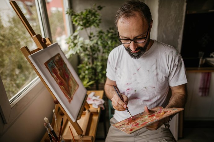 Archivo - Hombre pintado en su casa.