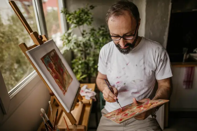 Hombre pintado en su casa