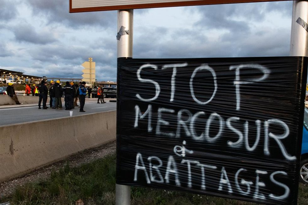 Varias personas cortan la carretera durante una protesta, en una imagen de archivo.