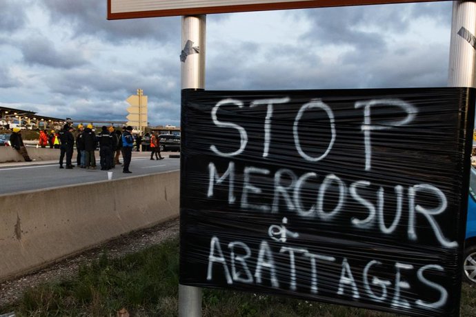 Varias personas cortan la carretera durante una protesta, a 8 de enero de 2026, en Pontós, Girona, Catalunya (España). La AP-7 entre Borrassà y Garrigàs y la N-II de Pontós a Garrigàs (Girona) en ambos sentidos a causa de manifestaciónes agrarias reivindi
