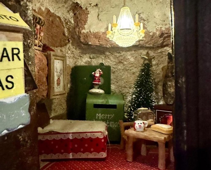 Interior de la casita del Ratoncito Pérez en la calle Marqués Viudo de Pontejos, decorada con motivo de la Navidad
