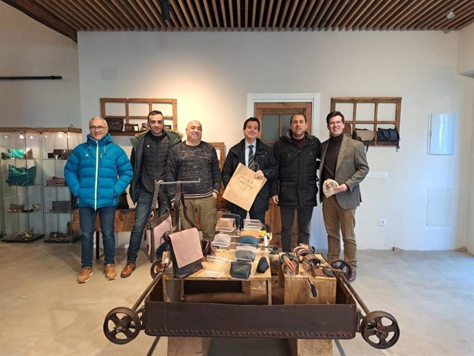 El consejero Irujo, en su visita al taller artesano de Sergio Gómara.