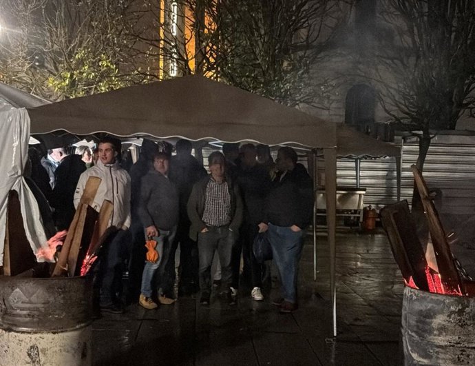 Unos 60 tractores pasan la noche en el Paseo Pereda en protesta contra el acuerdo con Mercosur