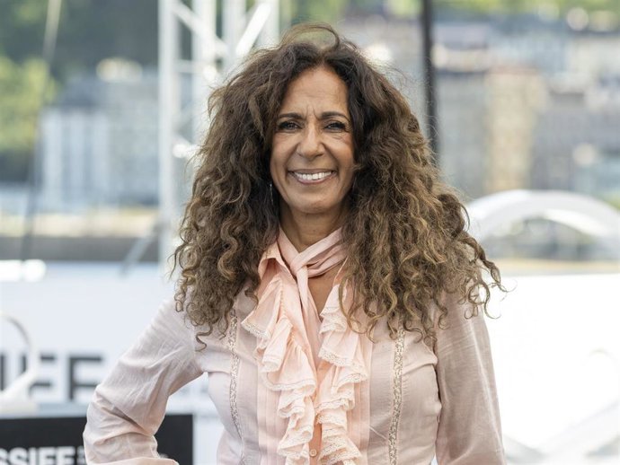 Archivo - La cantante Rosario Flores posa en el photocall previo a la rueda de prensa de la película 'Flores para Antonio' de Sección Oficial del Festival de San Sebastián, en el Kursaal, a 23 de septiembre de 2025, en San Sebastián, Guipúzcoa, País Vasco