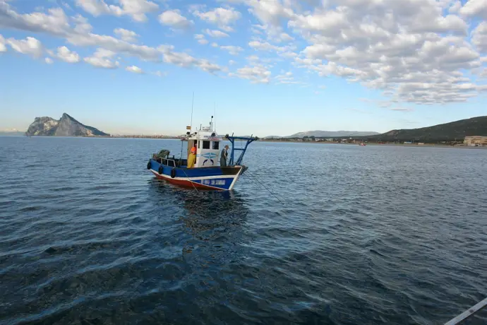 Archivo - Imagen de barco faenando en el Mediterráneo
