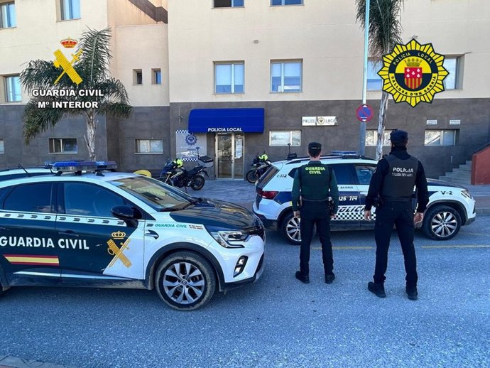 Imagen de agentes de Guardia Civil y Policía Local.