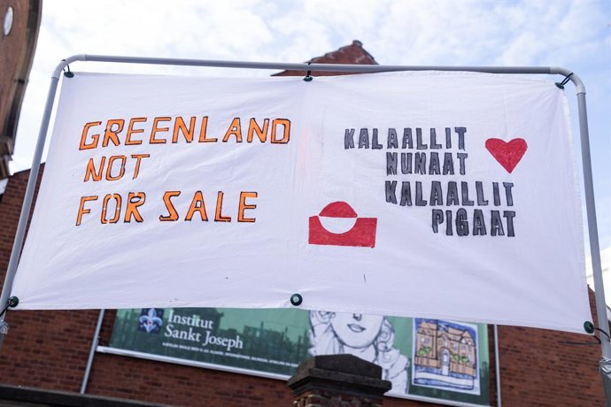 Archivo - April 6, 2025, Copenhagen, Denmark: A banner saying 'GREENLAND NOT FOR SALE' and 'KALAALLIT NUNAAT KALAALLIT PIGAAT' translated to ''Greenland belongs to the Greenlanders' seen during a demonstration against the U.S. (Trump administration's) sta