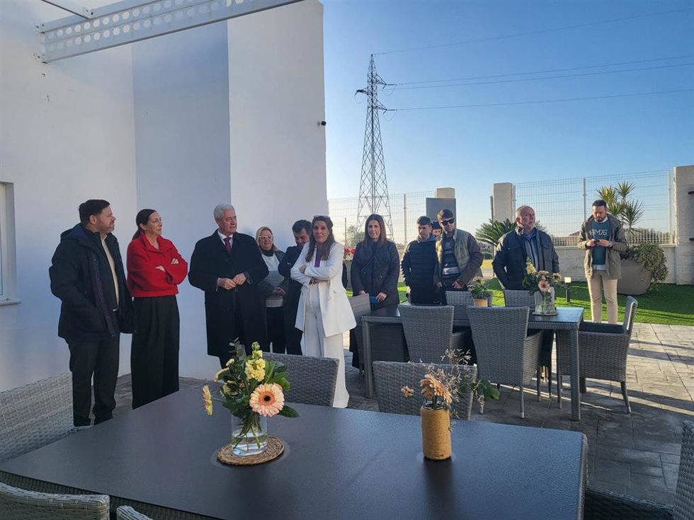 La consejera de Inclusión Social, Juventud, Familias e Igualdad, Loles López, en su visita a la residencia para personas mayores Padre Diego Suárez Mora en Gibraleón (Huelva).