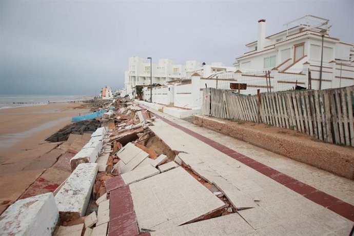 Imagen de los graves daños ocasionados por el pasado temporal que barrió Matalascañas (Huelva).