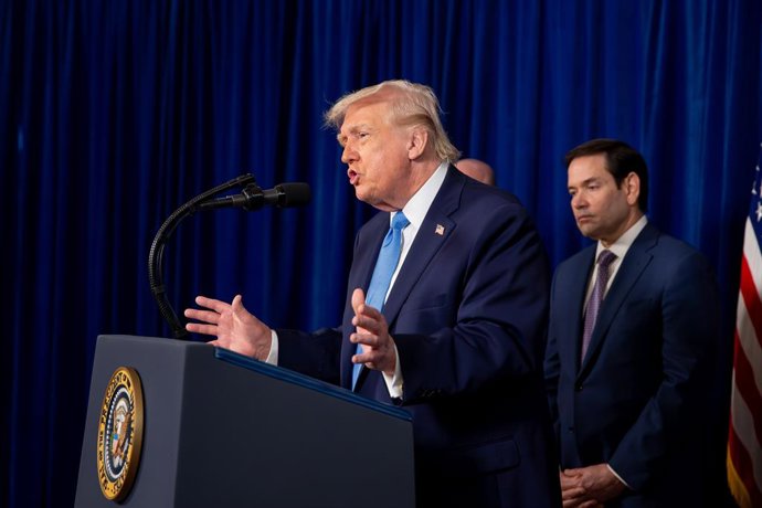 3 de janeiro de 2026, Palm Beach, Flórida, EUA: O presidente dos EUA, Donald Trump, fala durante uma coletiva de imprensa no Mar-a-Lago Club em Palm Beach, Flórida, EUA, no sábado, 3 de janeiro de 2026. O presidente Nicolas Maduro foi acusado nos EUA após