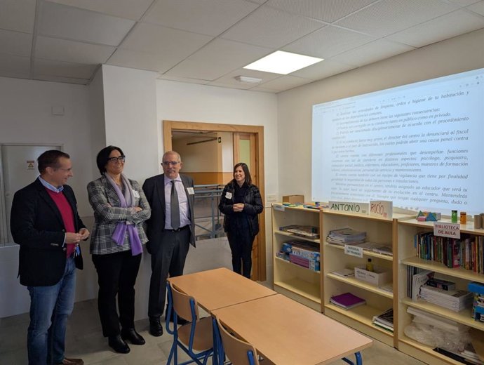 Imagen de la visita de la delegada territorial de Desarrollo Educativo y Formación Profesional, María José Martín, al IES Los Neveros.