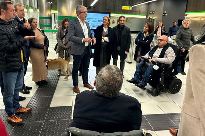 La presentación de la nueva prestación contó con el director del Metro de Málaga, Fernando Lozano; el presidente de Agrupación de Desarrollo Málaga Accesible, Alfredo de Pablos; la responsable de Servicios Sociales de ONCE y representantes de colectivos