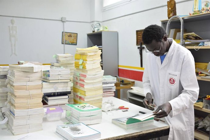 Archivo - Imagen de uno de los talleres de encuadernación de Cáritas Diocesana de Granada. Archivo.