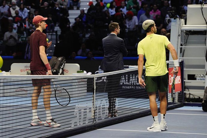 Archivo - 16 November 2025, Italy, Turin: Italy's Jannik Sinner (L) and Spain's Carlos Alcaraz (R) react as medical staff attend to someone in the crowd, briefly interrupting the ATP Finals men's singles final. Photo: Marco Alpozzi/LaPresse via ZUMA Press