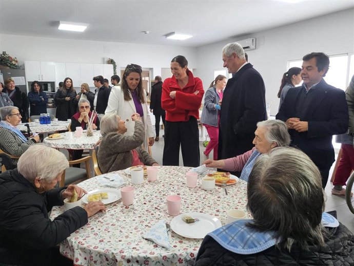 La consejera de Inclusión Social, Juventud, Familias e Igualdad, Loles López, visita a las obras de la residencia de mayores Padre Diego Suárez Mora de Gibraleón (Huelva).