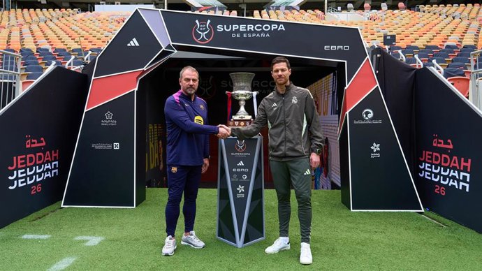 Hansi Flick y Xabi Alonso posan juntos con la Supercopa de España
