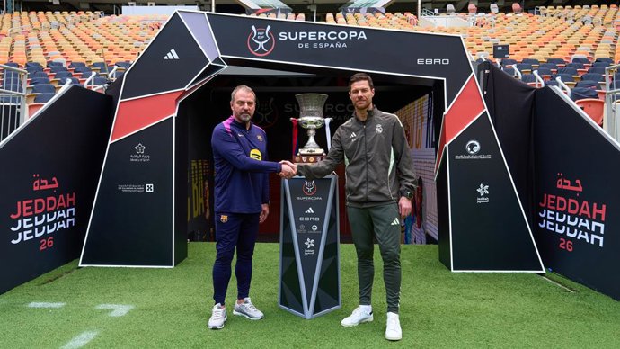 Hansi Flick y Xabi Alonso posan juntos con la Supercopa de España
