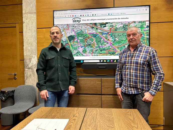 El alcalde de Siero, Ángel García, y el concejal de Hacienda, Contratación, Digitalización, Organización y Régimen Interior, Raimundo Díaz, presentan el visor online del Sistema Métrico.