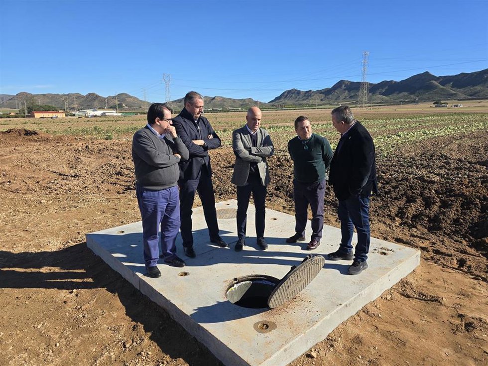 El presidente de la Diputación de Almería, José Antonio García Alcaina, durante su visita a las obras de conexión entre el depósito de Pulpí y la desaladora de Águilas.