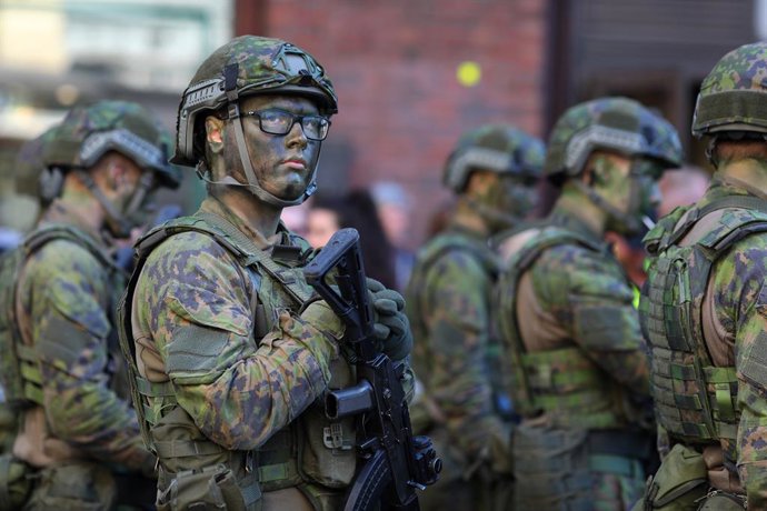Archivo - June 4, 2022, Helsinki, Uusimaa, Finland: June 4 in Helsinki, Finland, celebrate Flag Day of the Finnish Defence Forces. A military parade took place on the Senate Square of the capital. Soldiers of the Finnish army are preparing for the parade.