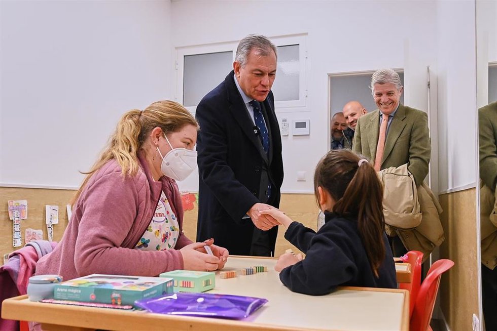 El alcalde de Sevilla, José Luis Sanz, en su visita al Centro de Estimulación Precoz 'Cristo del Buen Fin'.