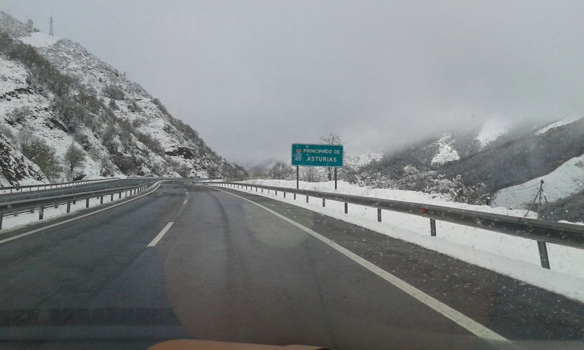 Tráfico en Asturias este sábado: la nieve obliga a llevar cadenas en seis puertos y mantiene cortes en varias carreteras