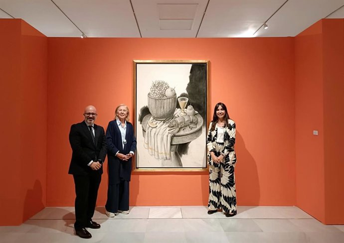 Archivo - De izquierda a derecha el director comercial de CaixaBank en Granada y Jaén, Amador Carmona, la presidenta de CajaGranada Fundación, María Elena Martín-Vivaldi, y la comisaria de la exposición 'Bodegón', María Toral
