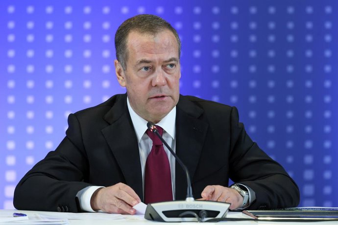 RÚSSIA, MOSCOU - 17 DE DEZEMBRO DE 2025: O presidente do Partido Rússia Unida e vice-presidente do Conselho de Segurança da Rússia, Dmitry Medvedev, durante uma reunião do Presidium do Conselho Presidencial para Ciência e Educação no Centro de Inovação Sk