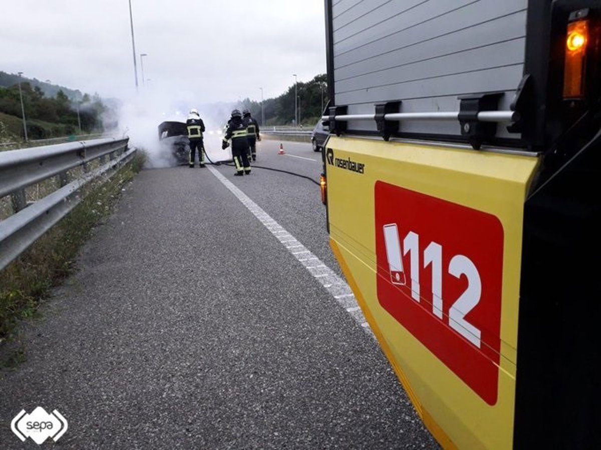 Mujer herida tras volcar su coche en la AS-117, en Lada, Langreo