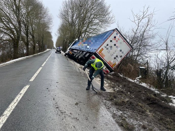 Imagen del camión volcado en Burguete.