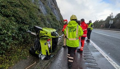 Un coche pierde el control y sufre un accidente en la A-8 a la altura de Castro