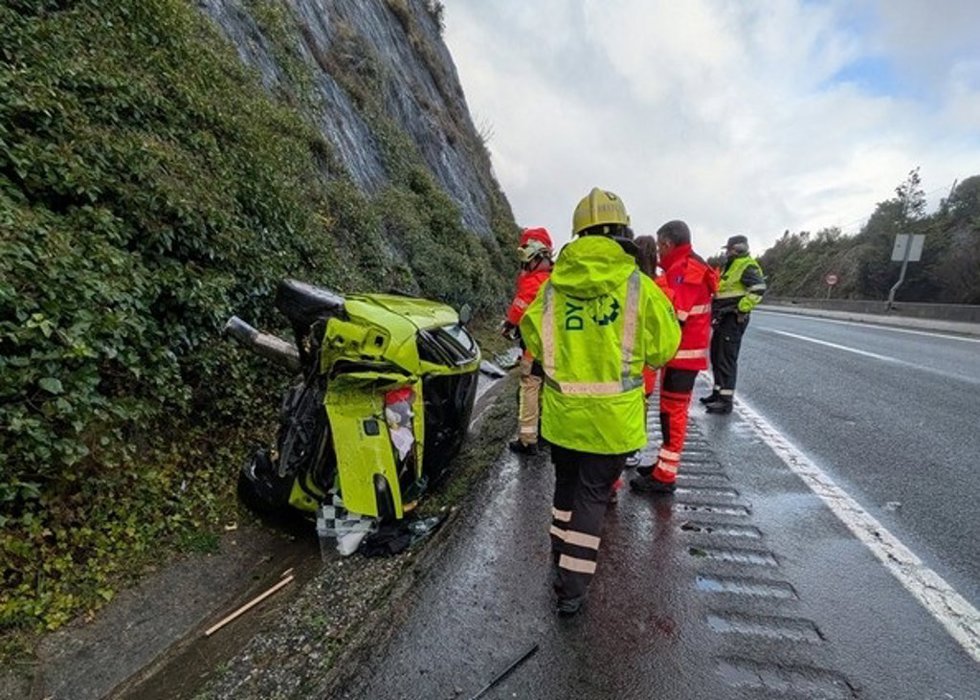 Un coche pierde el control y sufre un accidente en la A-8 a la altura de Castro