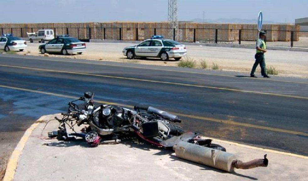 Restos de una moto accidentada. Archivo.