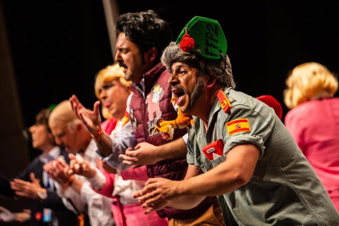 Archivo - Varios concursantes participan en el Concurso Oficial de Murgas de Badajoz en su edición de 2022. Imagen de archivo