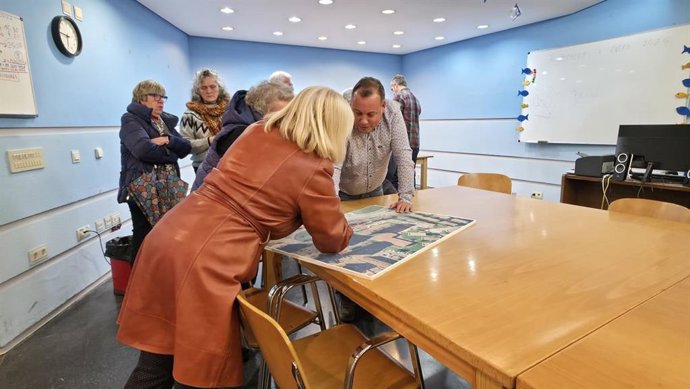 Inicio de los trabajos de limpieza, mantenimiento y conservación del entorno de 14 edificios de la calle Luis Bayón, conocidos como Portuarios, por parte del Ayuntamiento.