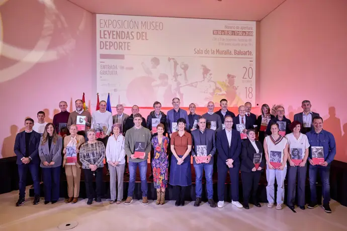Foto de familia de la presidenta Chivite y la ministra Saiz con las personas reconocidas.