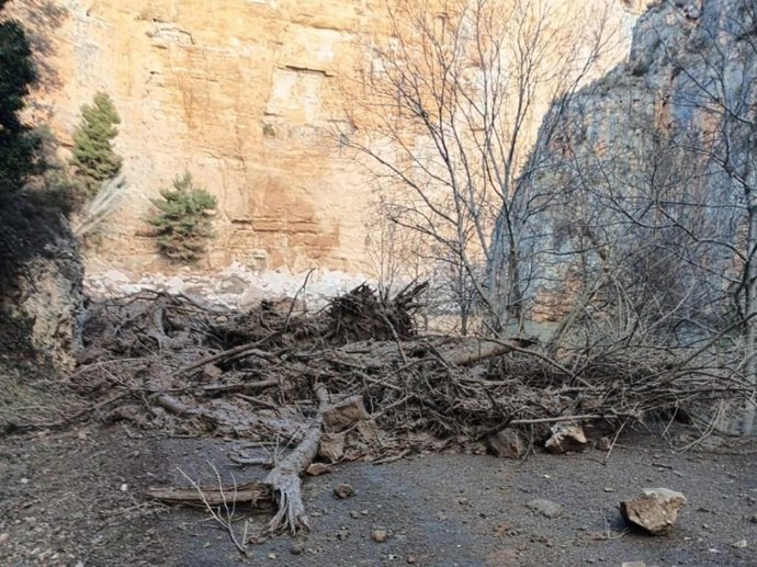 Estado en el que ha quedado el tramo de la carretera Z-453 a causa de un desprendimiento en las hoces del Mesa entre Jaraba y Calmarza.